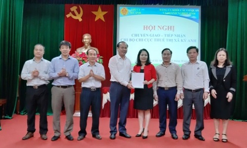 Đảng ủy Khối Các cơ quan và Doanh nghiêp tỉnh Hà Tĩnh tiếp nhận tổ chức đảng tại chi cục thuế cấp huyện